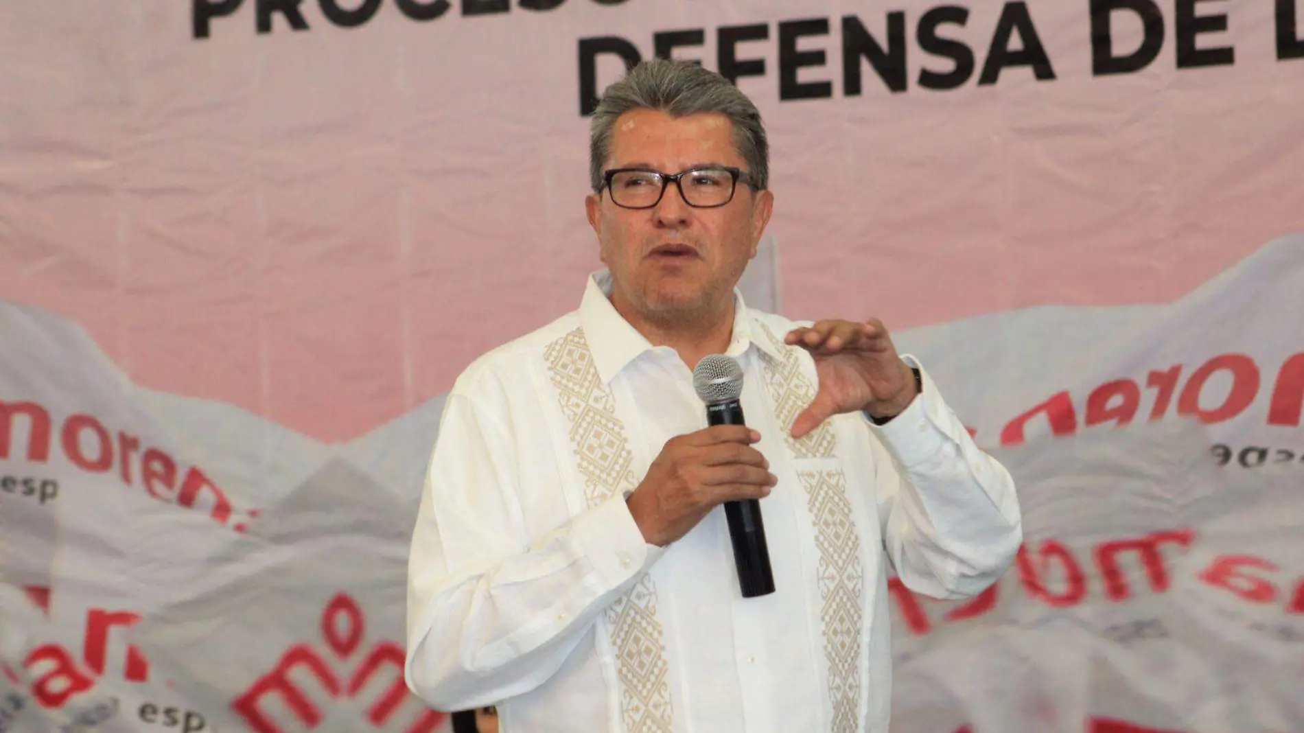 Ricardo Monreal concluye su asamblea informativa en Puebla con baja afluencia de asistentes